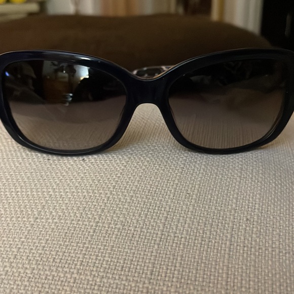 Vera Bradley Sunglasses 🕶 - Picture 2 of 6